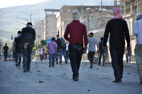 Hakkari'nin Yüksekova ilçesinde YSK'nın Hatip dicle ilgili verdiği karara tepki gösteren bir grup havai fişekler atarak yürüyüşe geçti. Gruba polis müdahale ediyor. 