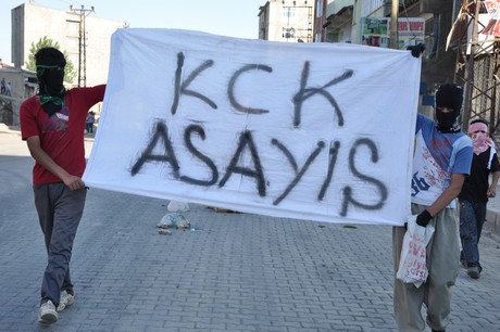 Hakkari'nin Yüksekova ilçesinde YSK'nın Hatip dicle ilgili verdiği karara tepki gösteren bir grup havai fişekler atarak yürüyüşe geçti. Gruba polis müdahale ediyor. 