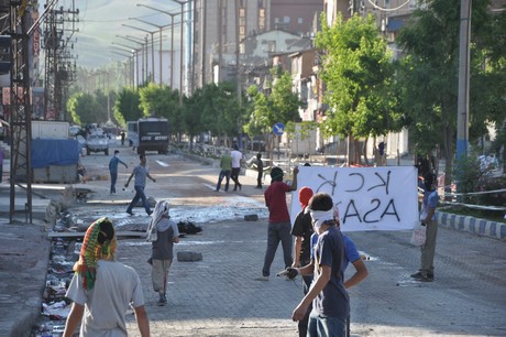 Hakkari'nin Yüksekova ilçesinde YSK'nın Hatip dicle ilgili verdiği karara tepki gösteren bir grup havai fişekler atarak yürüyüşe geçti. Gruba polis müdahale ediyor. 