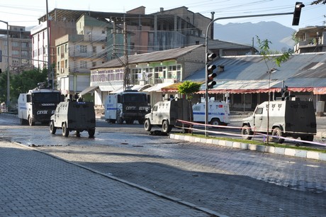 Hakkari'nin Yüksekova ilçesinde YSK'nın Hatip dicle ilgili verdiği karara tepki gösteren bir grup havai fişekler atarak yürüyüşe geçti. Gruba polis müdahale ediyor. 
