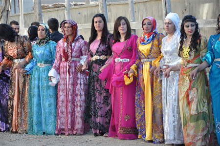 Yüksekova'da 25.26. 2011 tarihlerinde evlenen bazı çiftleri siz için sayfamıza taşıdık.