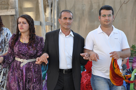 Yüksekova'da 25.26. 2011 tarihlerinde evlenen bazı çiftleri siz için sayfamıza taşıdık.