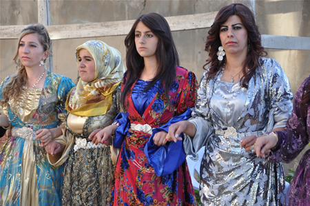 Yüksekova'da 25.26. 2011 tarihlerinde evlenen bazı çiftleri siz için sayfamıza taşıdık.