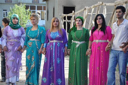 Yüksekova'da 25.26. 2011 tarihlerinde evlenen bazı çiftleri siz için sayfamıza taşıdık.