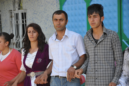 Yüksekova'da 25.26. 2011 tarihlerinde evlenen bazı çiftleri siz için sayfamıza taşıdık.