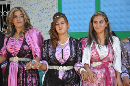 Yüksekova'da 25.26. 2011 tarihlerinde evlenen bazı çiftleri siz için sayfamıza taşıdık.