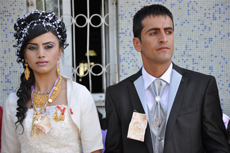 Yüksekova'da 25.26. 2011 tarihlerinde evlenen bazı çiftleri siz için sayfamıza taşıdık.