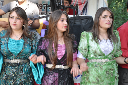 Yüksekova'da 25.26. 2011 tarihlerinde evlenen bazı çiftleri siz için sayfamıza taşıdık.