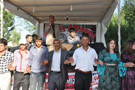 Yüksekova'da 25.26. 2011 tarihlerinde evlenen bazı çiftleri siz için sayfamıza taşıdık.