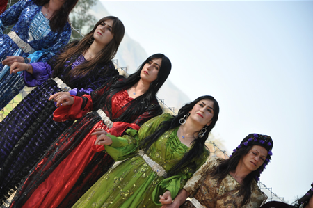 Yüksekova'da 25.26. 2011 tarihlerinde evlenen bazı çiftleri siz için sayfamıza taşıdık.