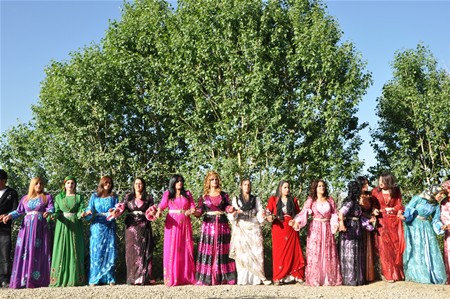 Yüksekova'da 25.26. 2011 tarihlerinde evlenen bazı çiftleri siz için sayfamıza taşıdık.