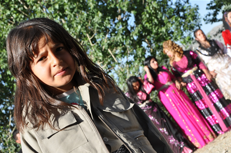 Yüksekova'da 25.26. 2011 tarihlerinde evlenen bazı çiftleri siz için sayfamıza taşıdık.