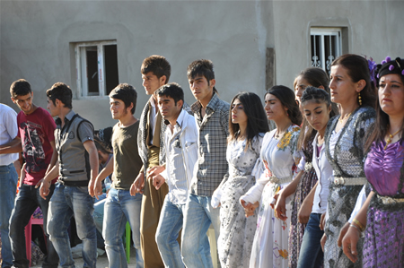 Yüksekova'da 25.26. 2011 tarihlerinde evlenen bazı çiftleri siz için sayfamıza taşıdık.