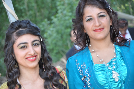 Yüksekova'da 25.26. 2011 tarihlerinde evlenen bazı çiftleri siz için sayfamıza taşıdık.