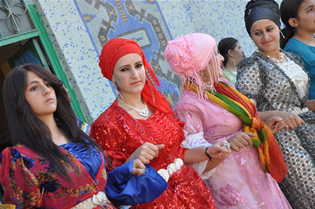 Yüksekova'da 25.26. 2011 tarihlerinde evlenen bazı çiftleri siz için sayfamıza taşıdık.