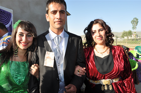 Yüksekova'da 25.26. 2011 tarihlerinde evlenen bazı çiftleri siz için sayfamıza taşıdık.