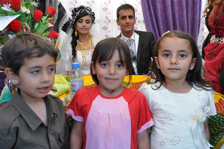 Yüksekova'da 25.26. 2011 tarihlerinde evlenen bazı çiftleri siz için sayfamıza taşıdık.