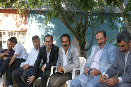 Yüksekova'da 25.26. 2011 tarihlerinde evlenen bazı çiftleri siz için sayfamıza taşıdık.