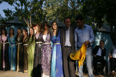 Yüksekova'da 25.26. 2011 tarihlerinde evlenen bazı çiftleri siz için sayfamıza taşıdık.