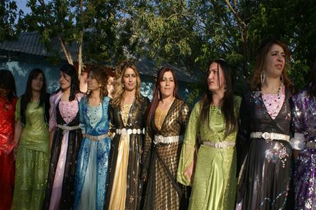 Yüksekova'da 25.26. 2011 tarihlerinde evlenen bazı çiftleri siz için sayfamıza taşıdık.