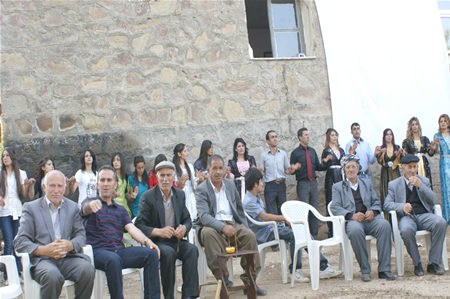 Yüksekova'da 25.26. 2011 tarihlerinde evlenen bazı çiftleri siz için sayfamıza taşıdık.
