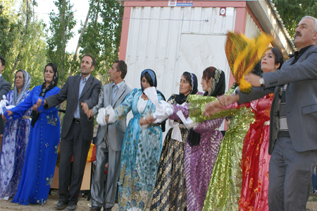 Yüksekova'da 25.26. 2011 tarihlerinde evlenen bazı çiftleri siz için sayfamıza taşıdık.