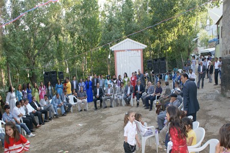 Yüksekova'da 25.26. 2011 tarihlerinde evlenen bazı çiftleri siz için sayfamıza taşıdık.
