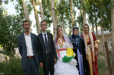 Yüksekova'da 25.26. 2011 tarihlerinde evlenen bazı çiftleri siz için sayfamıza taşıdık.