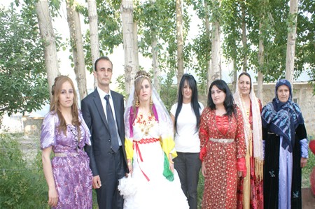 Yüksekova'da 25.26. 2011 tarihlerinde evlenen bazı çiftleri siz için sayfamıza taşıdık.