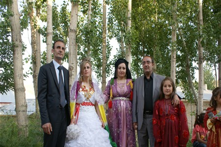 Yüksekova'da 25.26. 2011 tarihlerinde evlenen bazı çiftleri siz için sayfamıza taşıdık.