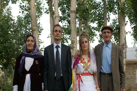 Yüksekova'da 25.26. 2011 tarihlerinde evlenen bazı çiftleri siz için sayfamıza taşıdık.