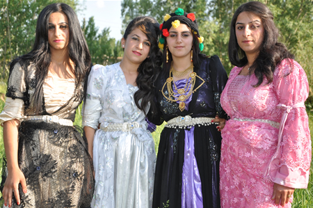 Yüksekova'da 25.26. 2011 tarihlerinde evlenen bazı çiftleri siz için sayfamıza taşıdık.