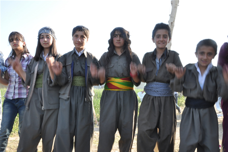 Yüksekova'da 25.26. 2011 tarihlerinde evlenen bazı çiftleri siz için sayfamıza taşıdık.