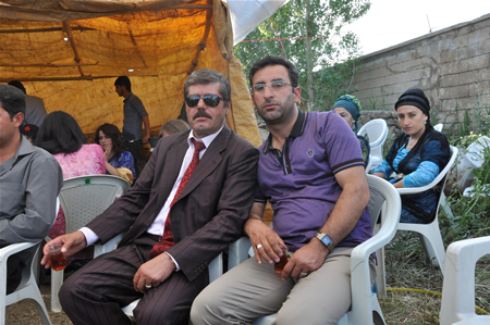 Yüksekova'da 25.26. 2011 tarihlerinde evlenen bazı çiftleri siz için sayfamıza taşıdık.