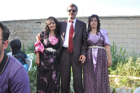 Yüksekova'da 25.26. 2011 tarihlerinde evlenen bazı çiftleri siz için sayfamıza taşıdık.