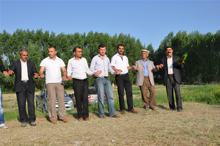 Yüksekova'da 25.26. 2011 tarihlerinde evlenen bazı çiftleri siz için sayfamıza taşıdık.