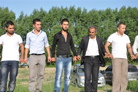 Yüksekova'da 25.26. 2011 tarihlerinde evlenen bazı çiftleri siz için sayfamıza taşıdık.