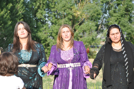 Yüksekova'da 25.26. 2011 tarihlerinde evlenen bazı çiftleri siz için sayfamıza taşıdık.