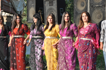 Yüksekova'da 25.26. 2011 tarihlerinde evlenen bazı çiftleri siz için sayfamıza taşıdık.