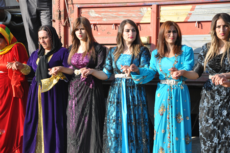 Yüksekova'da 25.26. 2011 tarihlerinde evlenen bazı çiftleri siz için sayfamıza taşıdık.