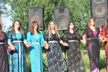 Yüksekova'da 25.26. 2011 tarihlerinde evlenen bazı çiftleri siz için sayfamıza taşıdık.