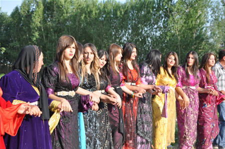 Yüksekova'da 25.26. 2011 tarihlerinde evlenen bazı çiftleri siz için sayfamıza taşıdık.