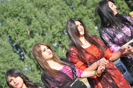 Yüksekova'da 25.26. 2011 tarihlerinde evlenen bazı çiftleri siz için sayfamıza taşıdık.