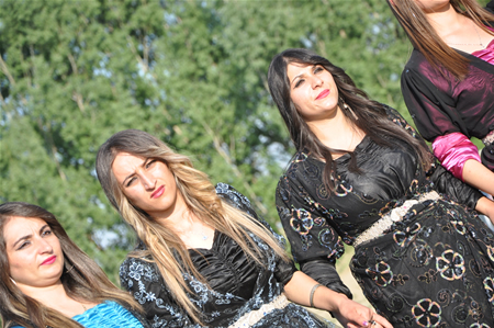 Yüksekova'da 25.26. 2011 tarihlerinde evlenen bazı çiftleri siz için sayfamıza taşıdık.