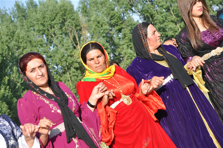 Yüksekova'da 25.26. 2011 tarihlerinde evlenen bazı çiftleri siz için sayfamıza taşıdık.