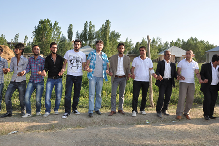 Yüksekova'da 25.26. 2011 tarihlerinde evlenen bazı çiftleri siz için sayfamıza taşıdık.