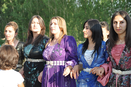 Yüksekova'da 25.26. 2011 tarihlerinde evlenen bazı çiftleri siz için sayfamıza taşıdık.