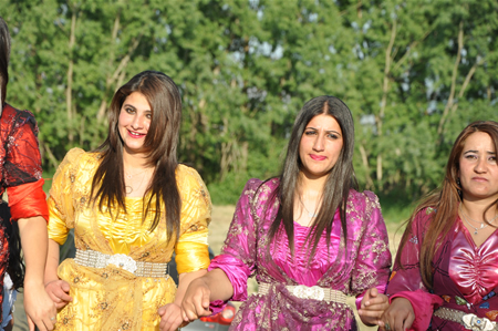 Yüksekova'da 25.26. 2011 tarihlerinde evlenen bazı çiftleri siz için sayfamıza taşıdık.