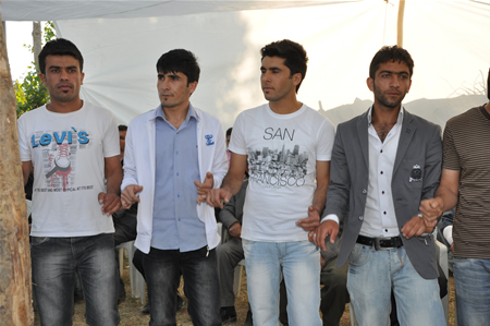 Yüksekova'da 25.26. 2011 tarihlerinde evlenen bazı çiftleri siz için sayfamıza taşıdık.