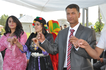 Yüksekova'da 25.26. 2011 tarihlerinde evlenen bazı çiftleri siz için sayfamıza taşıdık.